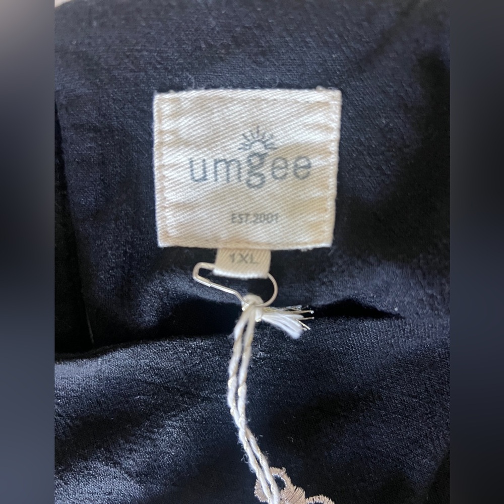 Umgee Black Blouse with Embroidered Bows 1X NWT - Picture 11 of 12